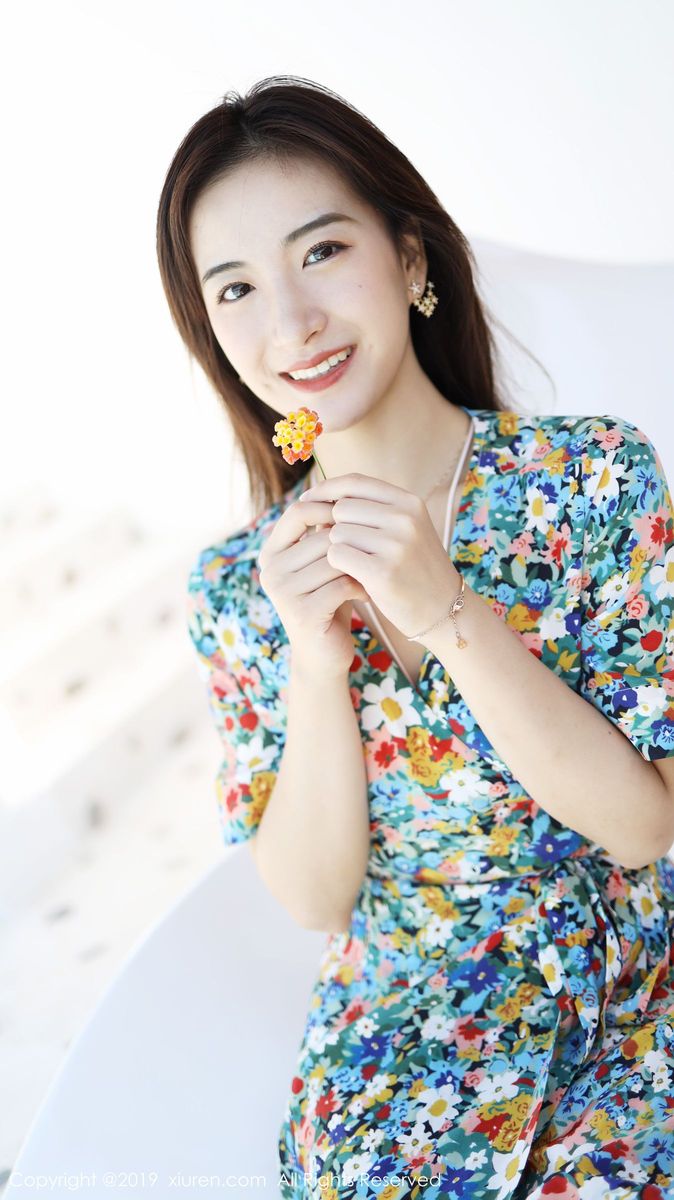 秀人网养眼美女艺儿拿铁大花长裙修长美腿首套性感写真