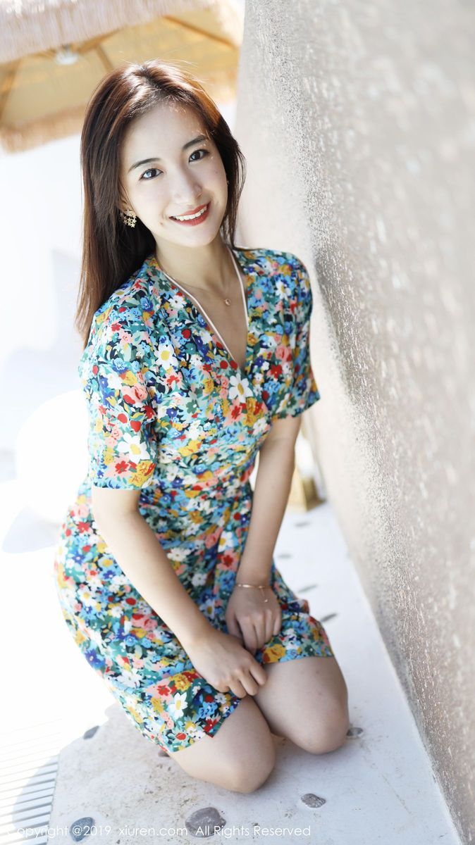 秀人网养眼美女艺儿拿铁大花长裙修长美腿首套性感写真