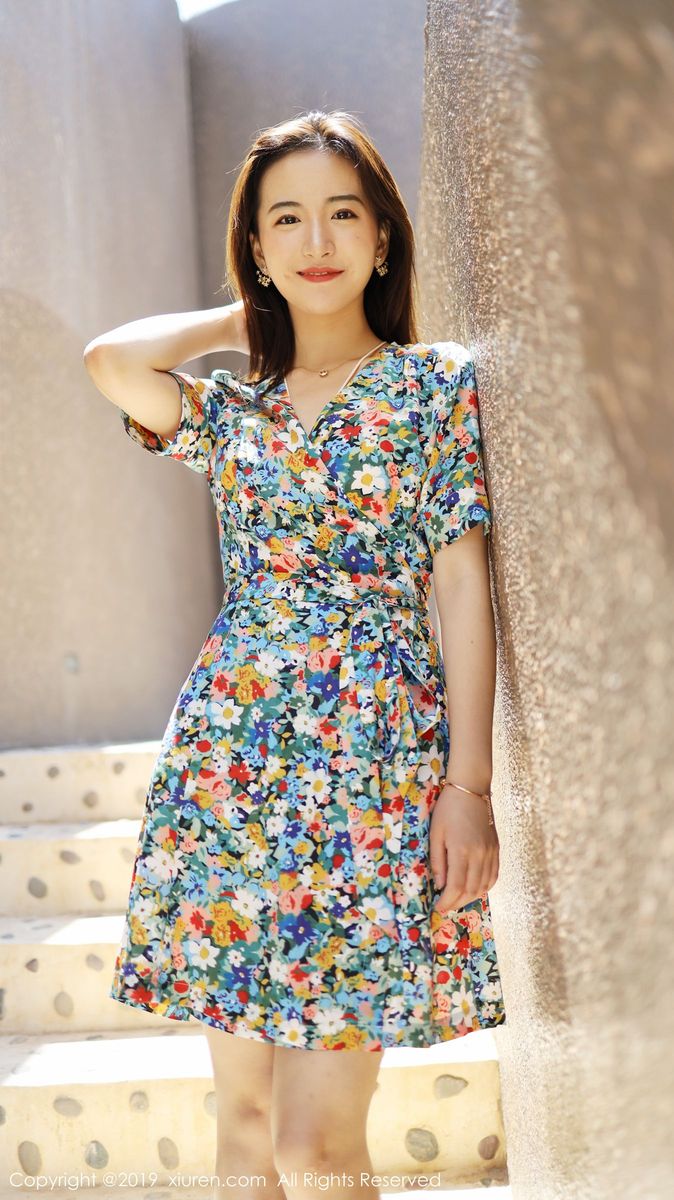 秀人网养眼美女艺儿拿铁大花长裙修长美腿首套性感写真