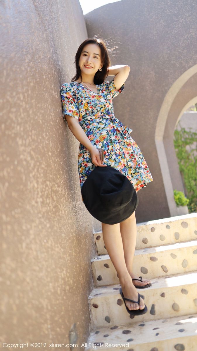 秀人网养眼美女艺儿拿铁大花长裙修长美腿首套性感写真