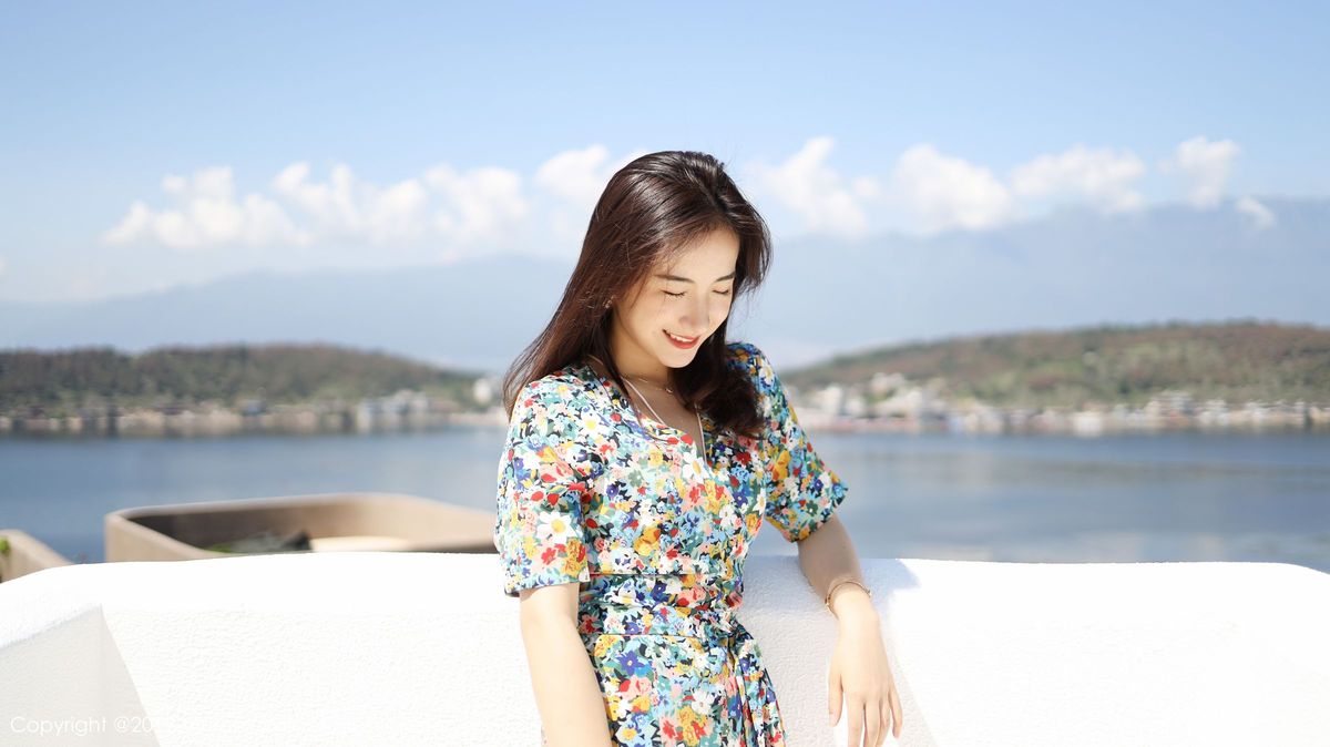 秀人网养眼美女艺儿拿铁大花长裙修长美腿首套性感写真