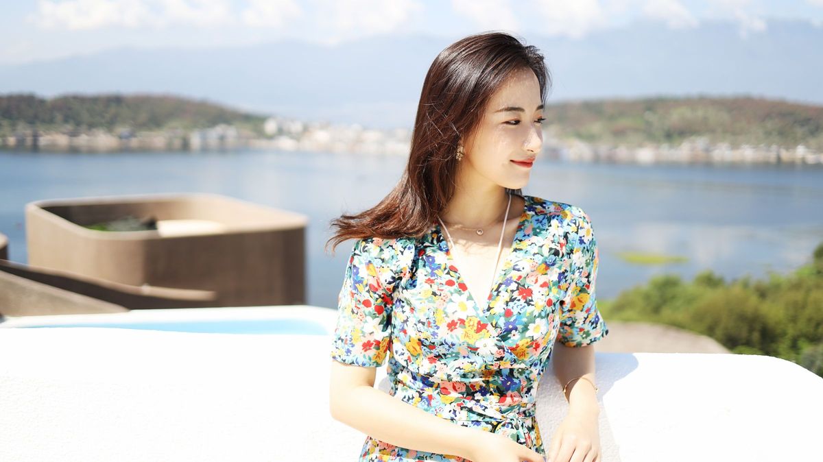 秀人网养眼美女艺儿拿铁大花长裙修长美腿首套性感写真