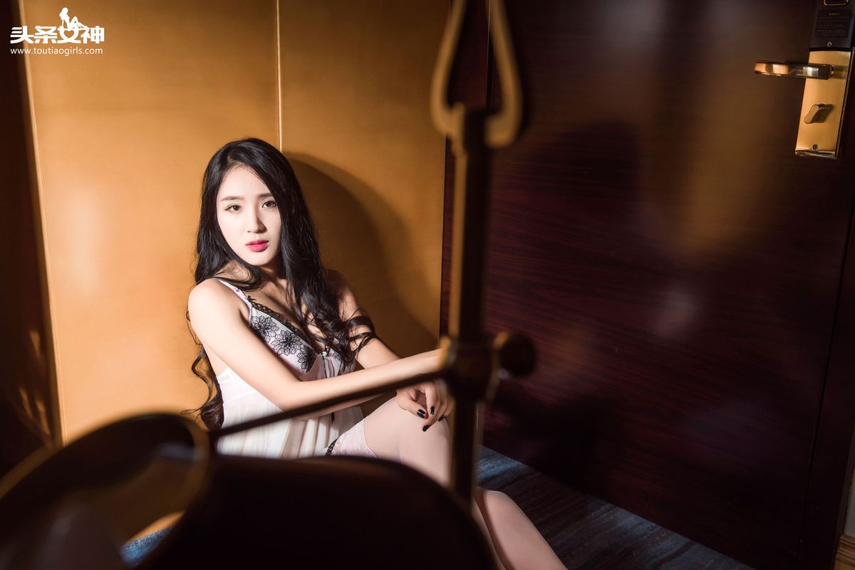 头条女神美女模特涟漪sara丝袜美腿透视吊裙妩媚性感写真