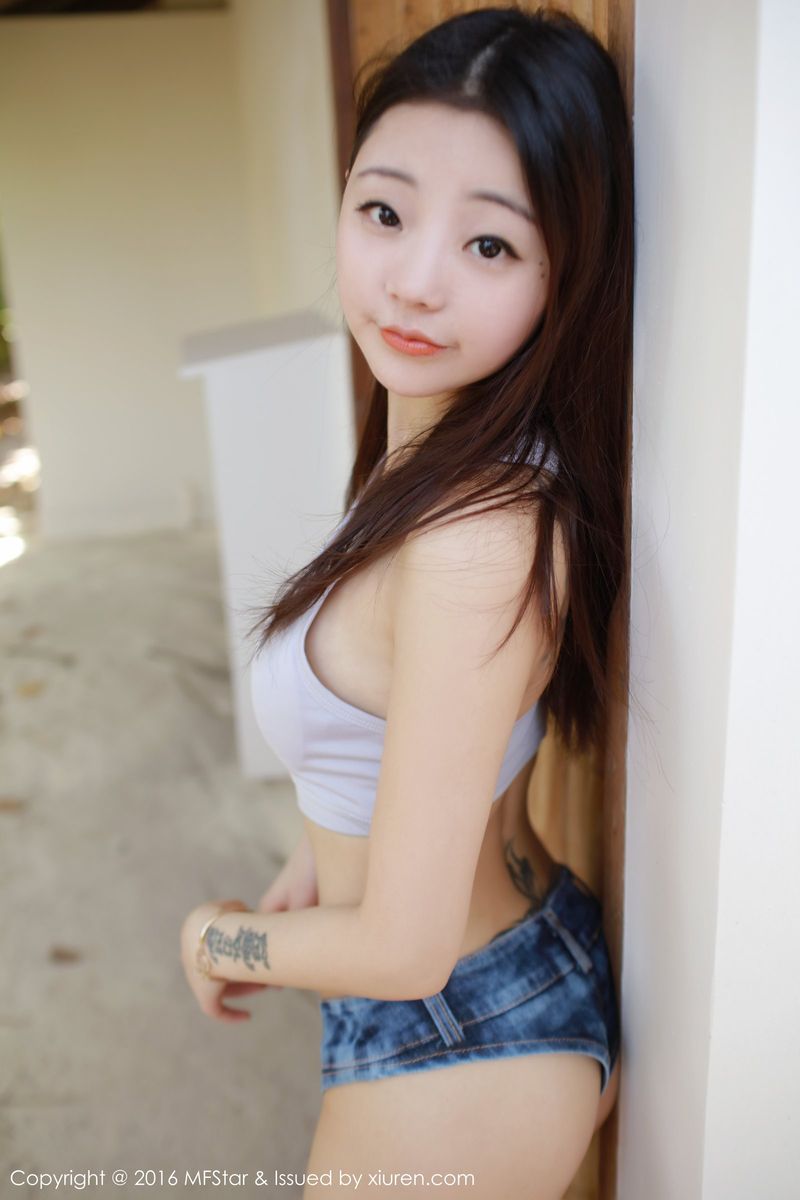 模范学院性感美女佘贝拉bella牛仔热裤翘臀美腿马尔代夫旅拍