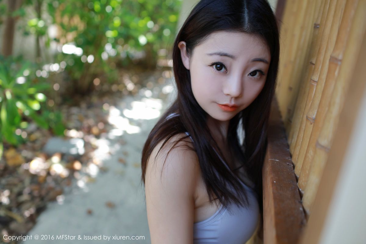 模范学院性感美女佘贝拉bella牛仔热裤翘臀美腿马尔代夫旅拍