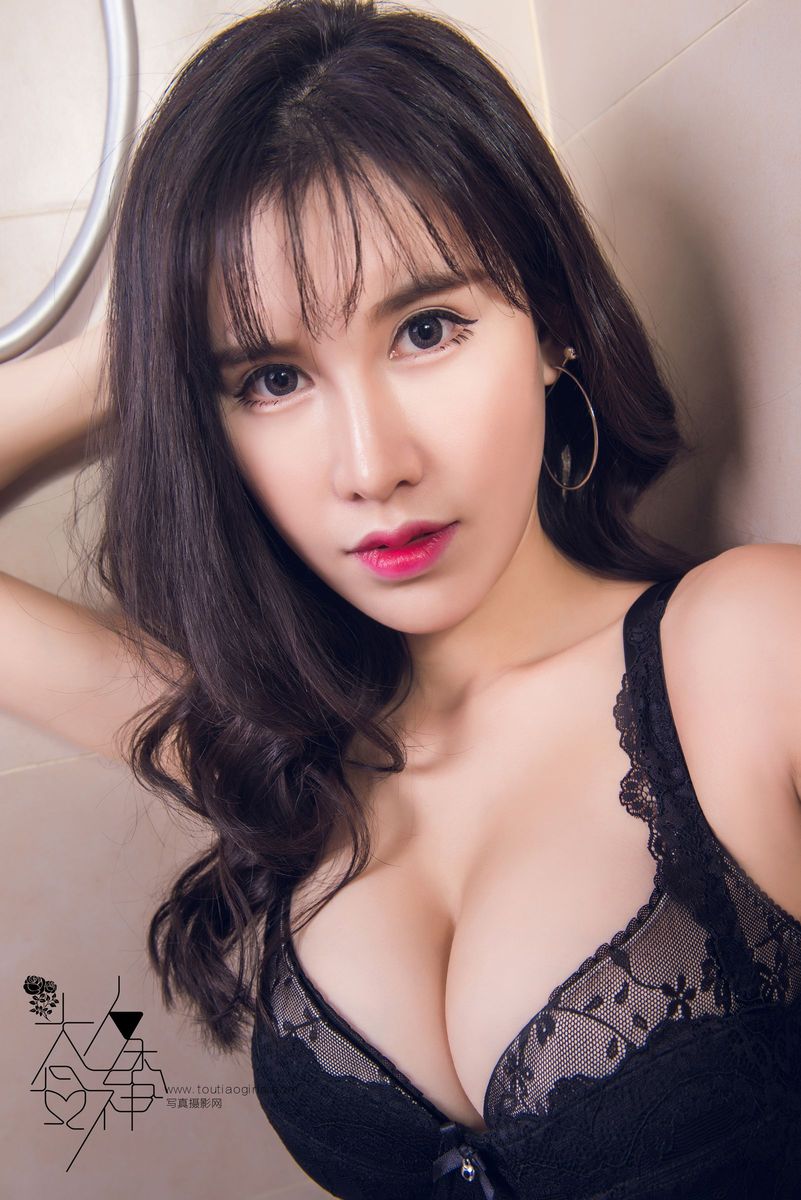 头条女神性感女神张梦艺丝袜美腿内衣诱惑人妻楷模写真