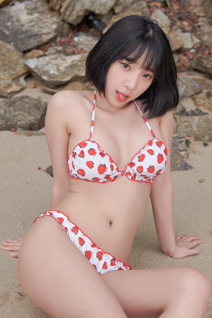 草莓小妹卿卿玉足酥胸等你一口吃掉