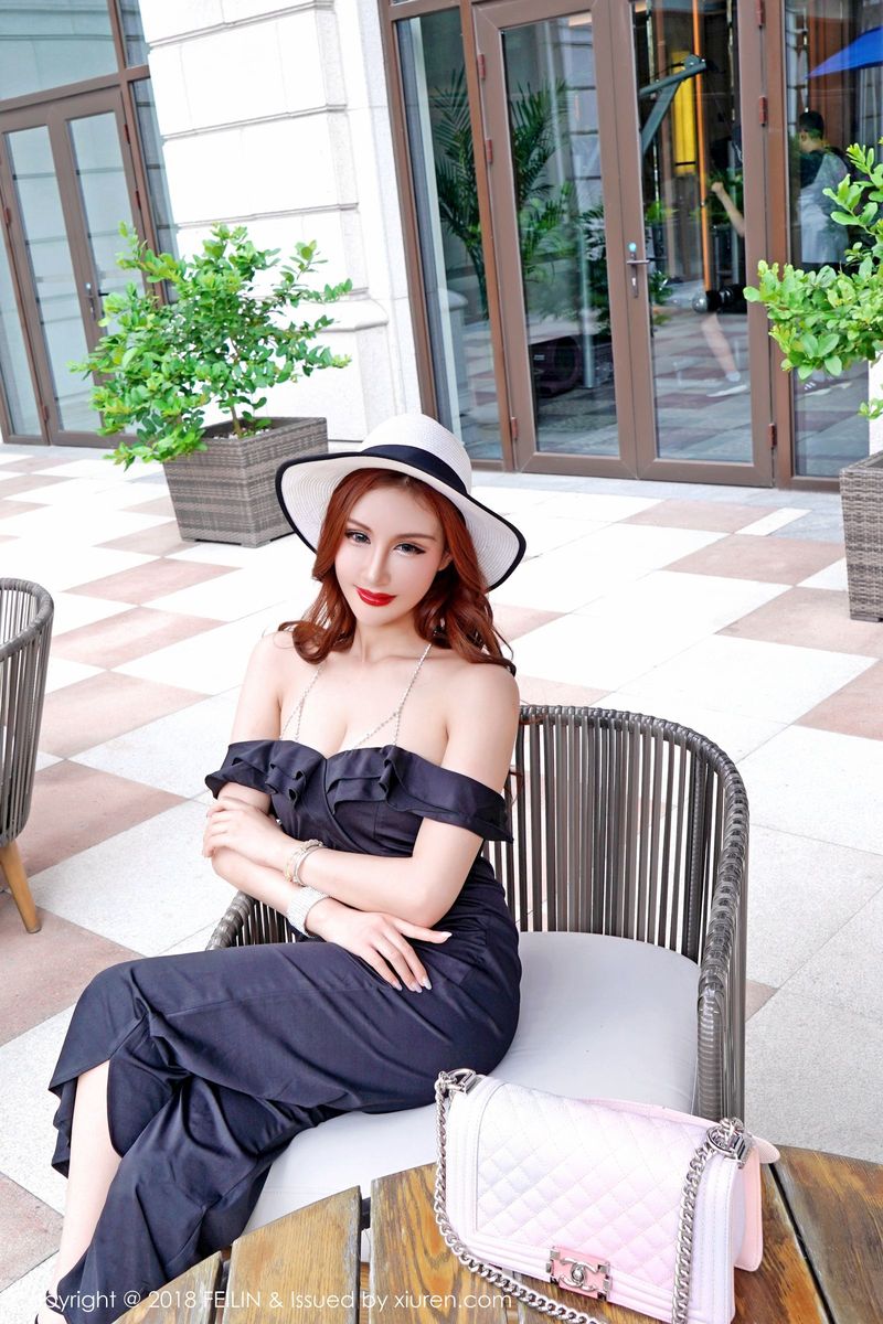 嗲囡囡性感女神曼苏拉娜胶带遮胸娇羞含情大尺度完美写真