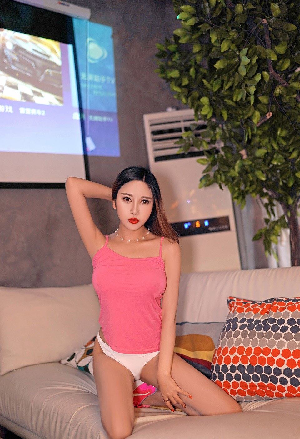 李梓熙双乳巍然高耸美腿光滑细腻