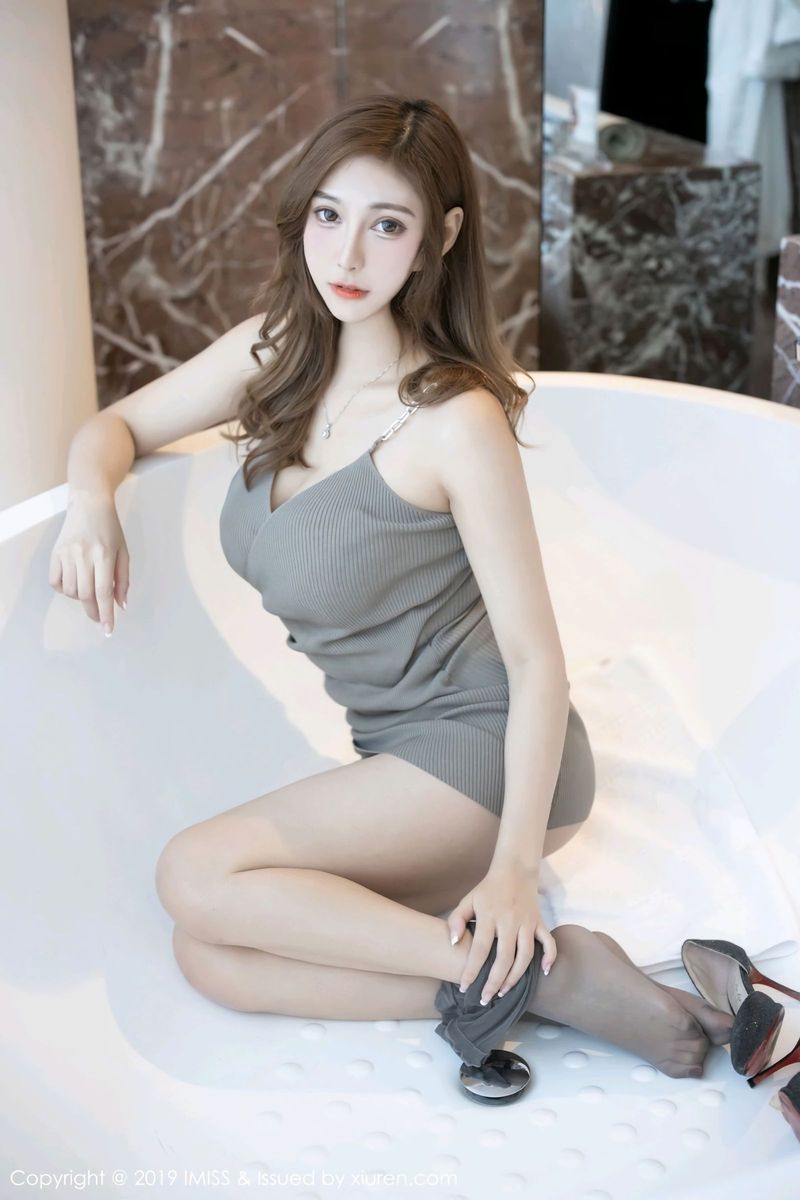 爱蜜社气质美女模特Lavinia肉丝袜美腿苗条身材内衣诱惑套图