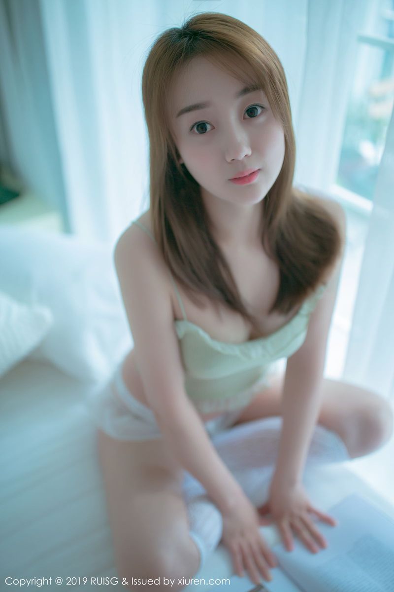 瑞丝馆新人嫩模风衣月Lucy美胸翘臀白皙肌肤首套性感写真