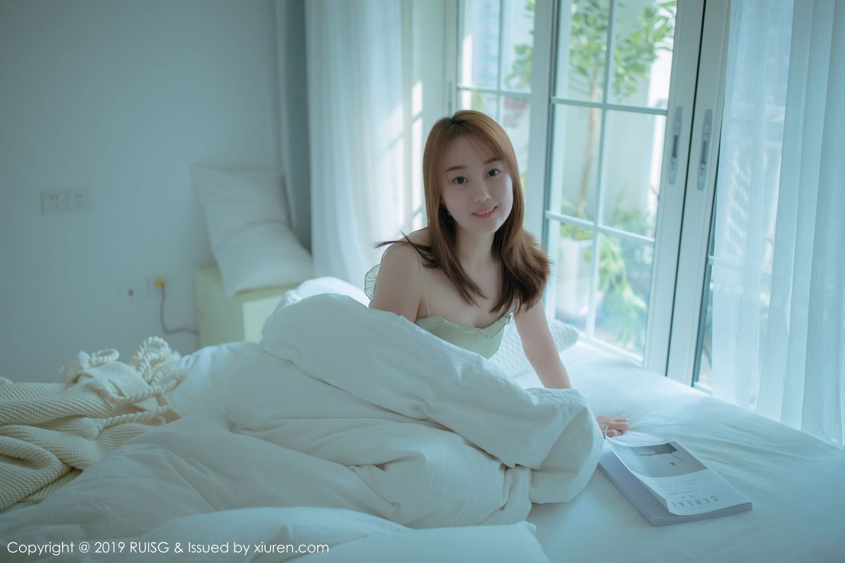 瑞丝馆新人嫩模风衣月Lucy美胸翘臀白皙肌肤首套性感写真