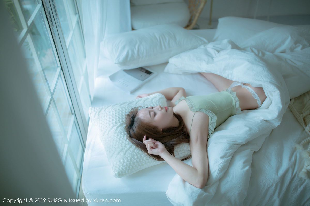 瑞丝馆新人嫩模风衣月Lucy美胸翘臀白皙肌肤首套性感写真