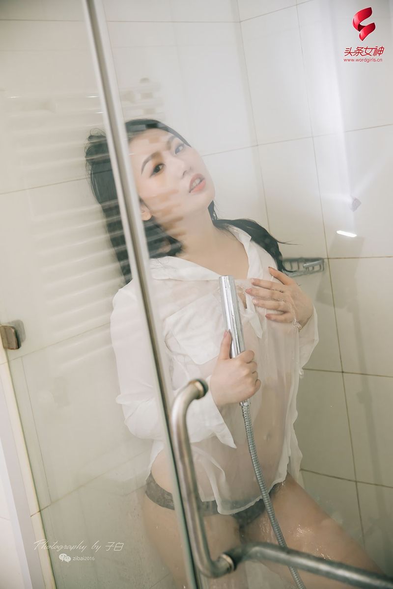 头条女神性感御姐钟晴黑丝美腿爆乳翘臀浴室湿身诱惑美图