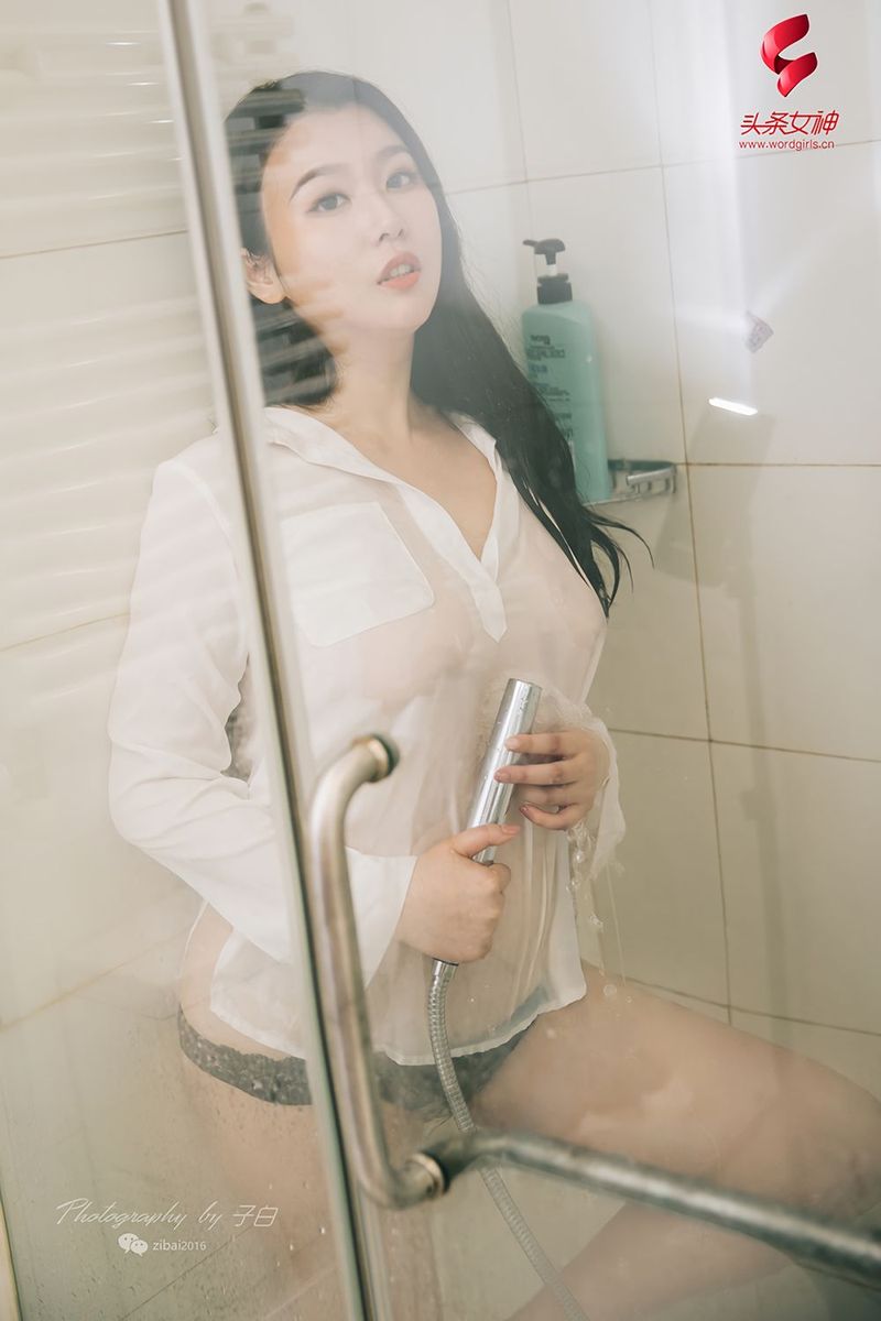 头条女神性感御姐钟晴黑丝美腿爆乳翘臀浴室湿身诱惑美图