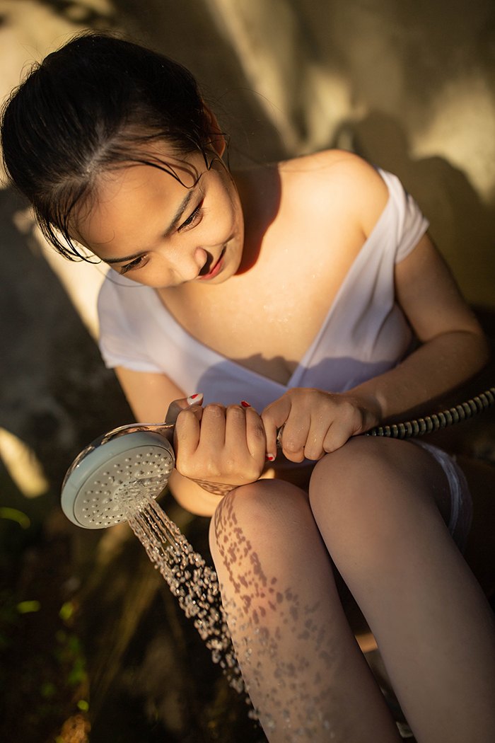 纤纤素人徐微微池边戏水双峰若隐若现