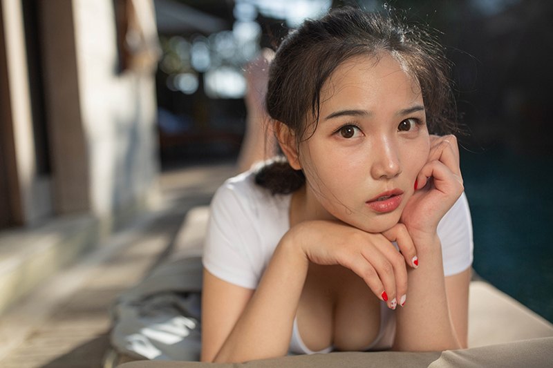 纤纤素人徐微微池边戏水双峰若隐若现