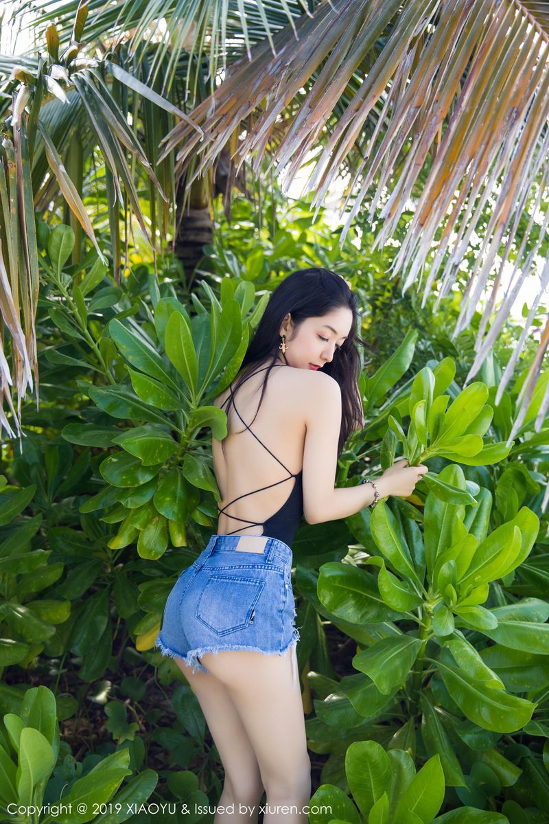 语画界性感女神Angela小热巴猩红吊裙蕾丝内衣马尔代夫旅拍