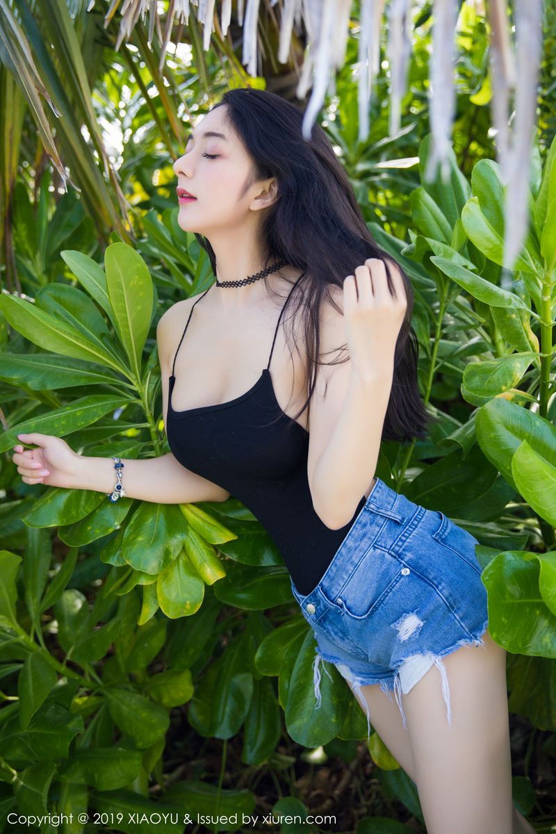 语画界性感女神Angela小热巴猩红吊裙蕾丝内衣马尔代夫旅拍