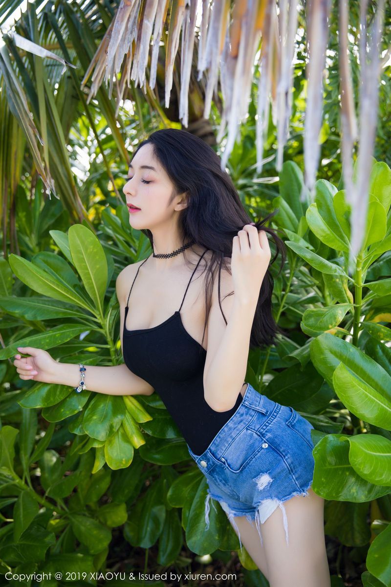 语画界性感女神Angela小热巴猩红吊裙蕾丝内衣马尔代夫旅拍