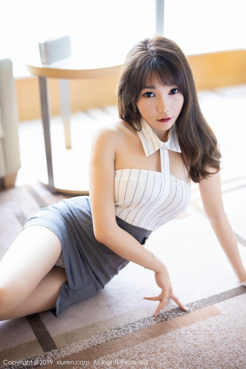 秀人网性感女神芝芝Booty丝袜美腿束胸内衣若隐如现如花美图