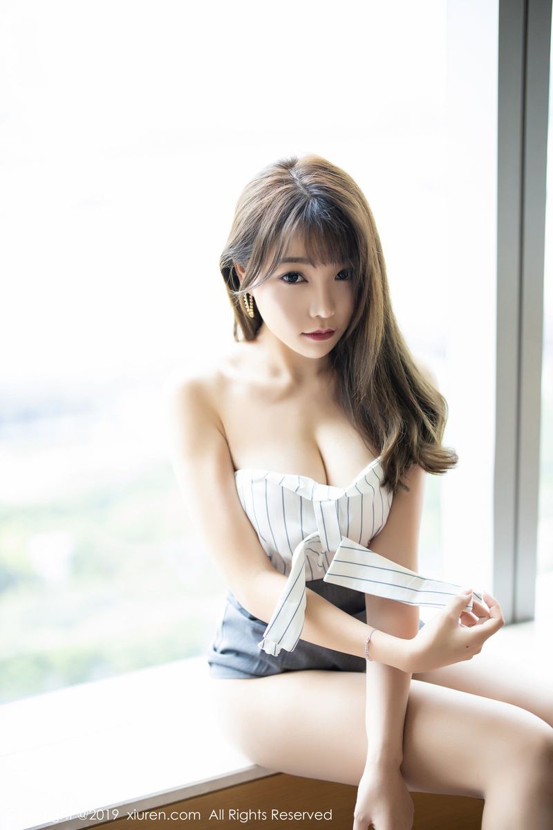 秀人网性感女神芝芝Booty丝袜美腿束胸内衣若隐如现如花美图