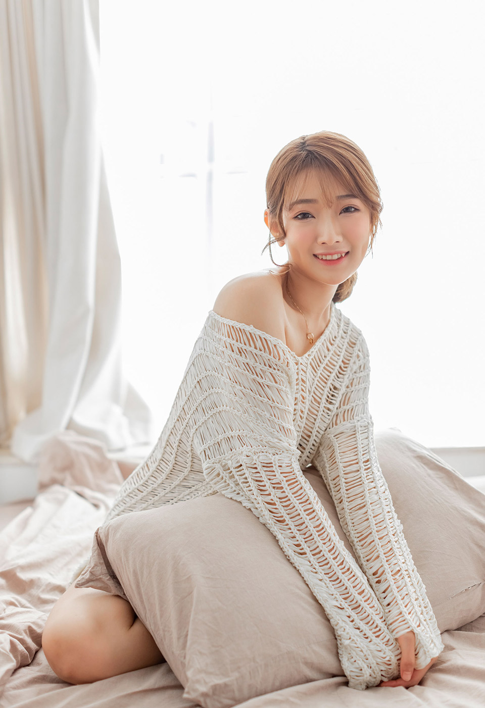 小美女宝儿细长大腿雪白美胸