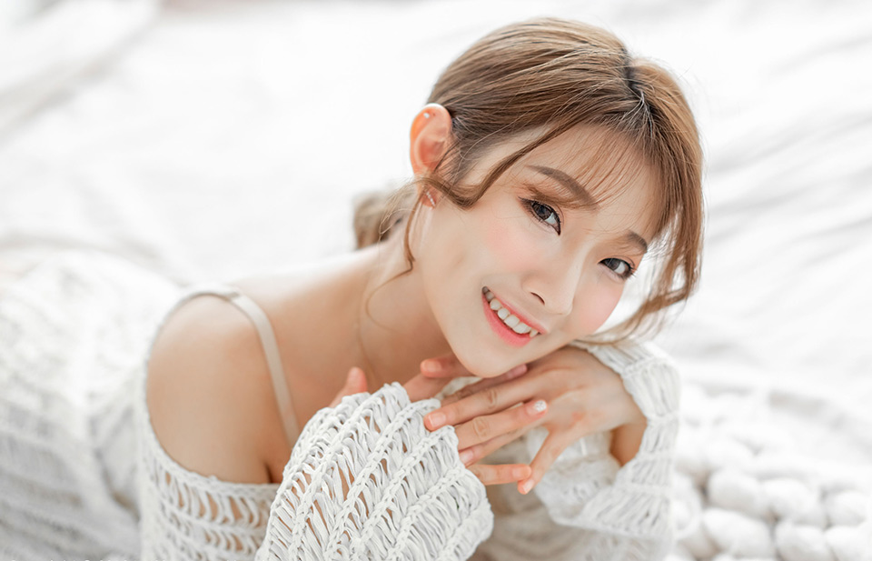 小美女宝儿细长大腿雪白美胸