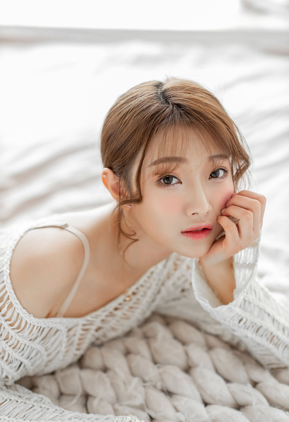 小美女宝儿细长大腿雪白美胸