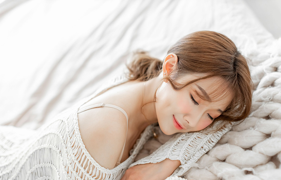 小美女宝儿细长大腿雪白美胸