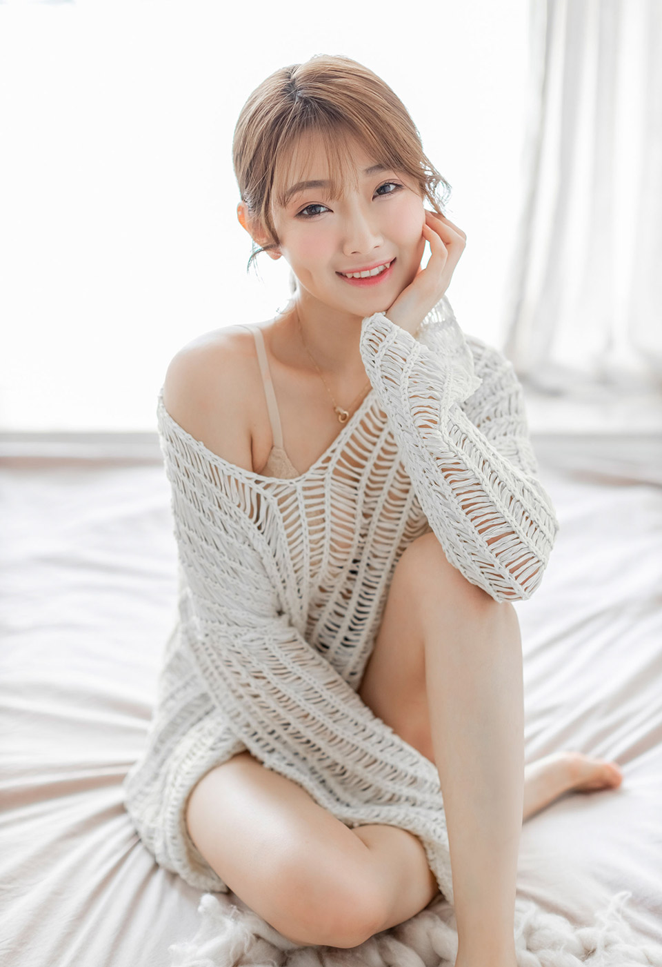 小美女宝儿细长大腿雪白美胸