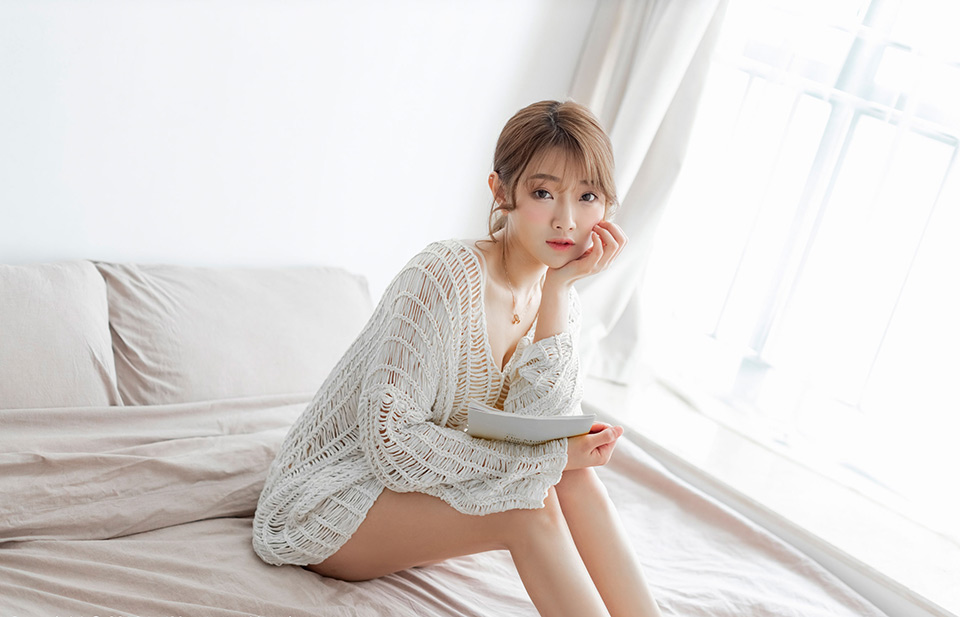 小美女宝儿细长大腿雪白美胸