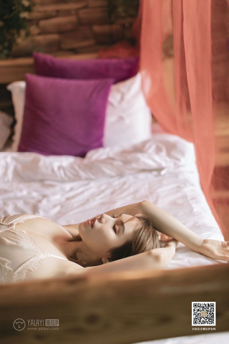 YALAYI雅拉伊美女模特黄乐然呼之若出极品身材池中戏水美图