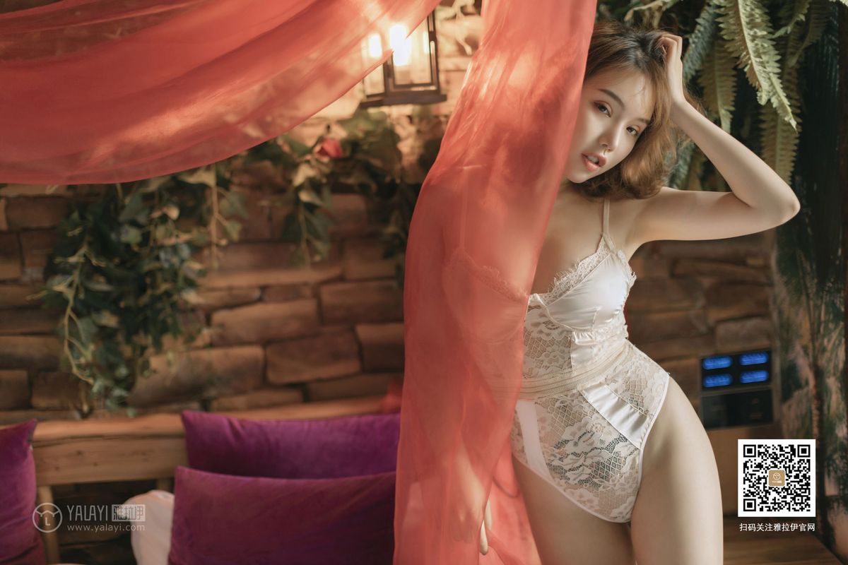 YALAYI雅拉伊美女模特黄乐然呼之若出极品身材池中戏水美图