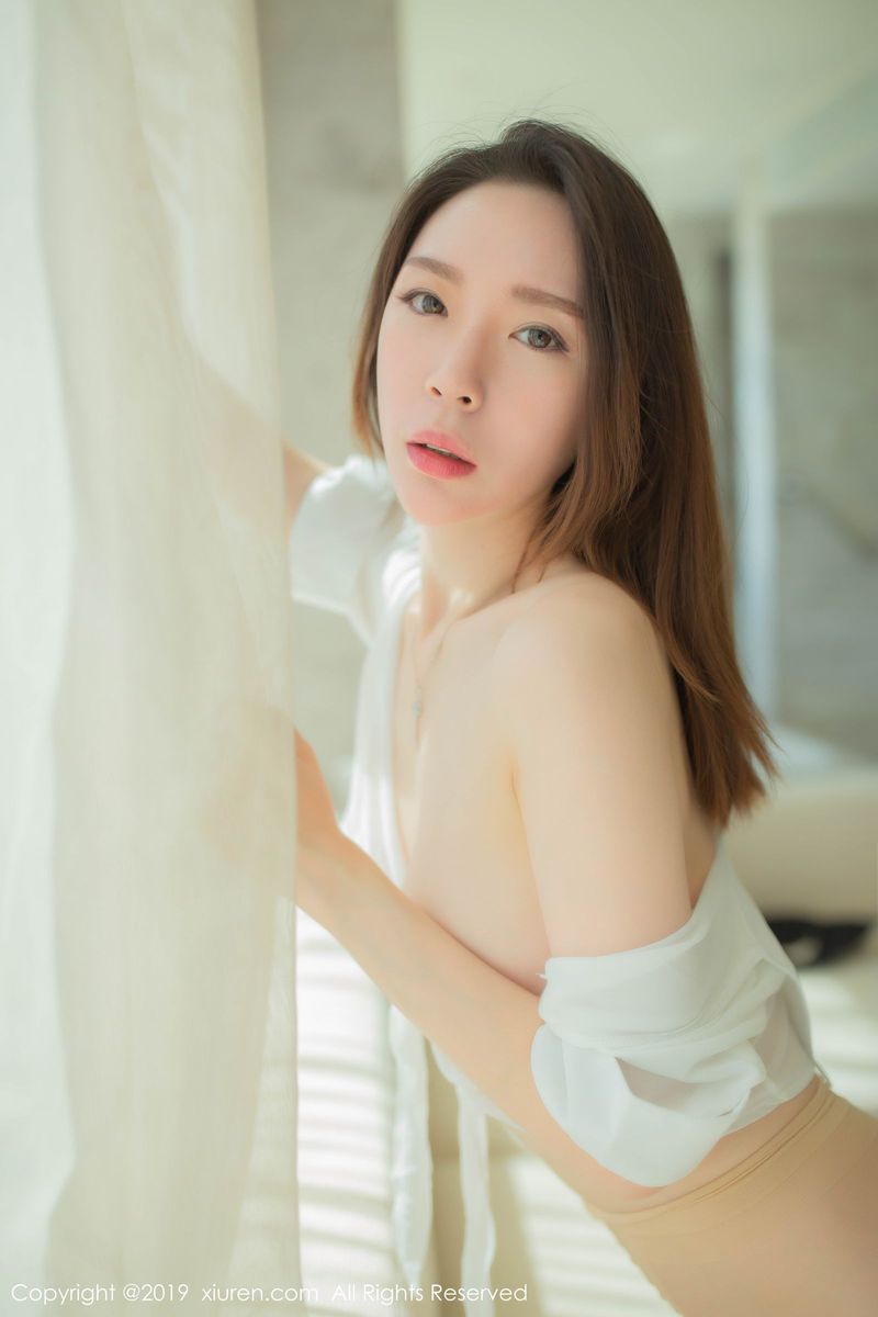 秀人网性感女神梦心玥职场OL白衬衫女秘书装扮丝袜美腿套图