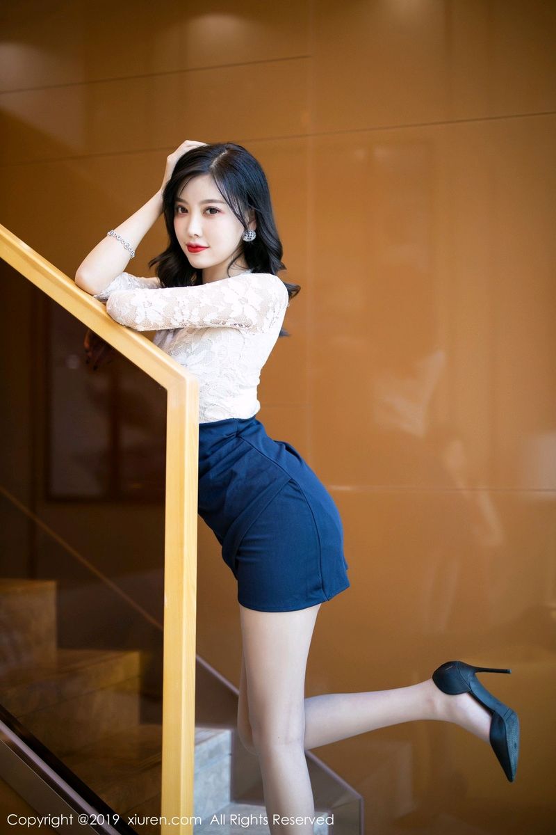 秀人网性感女神杨晨晨sugar优雅吊裙内衣&丝袜美腿完美写真