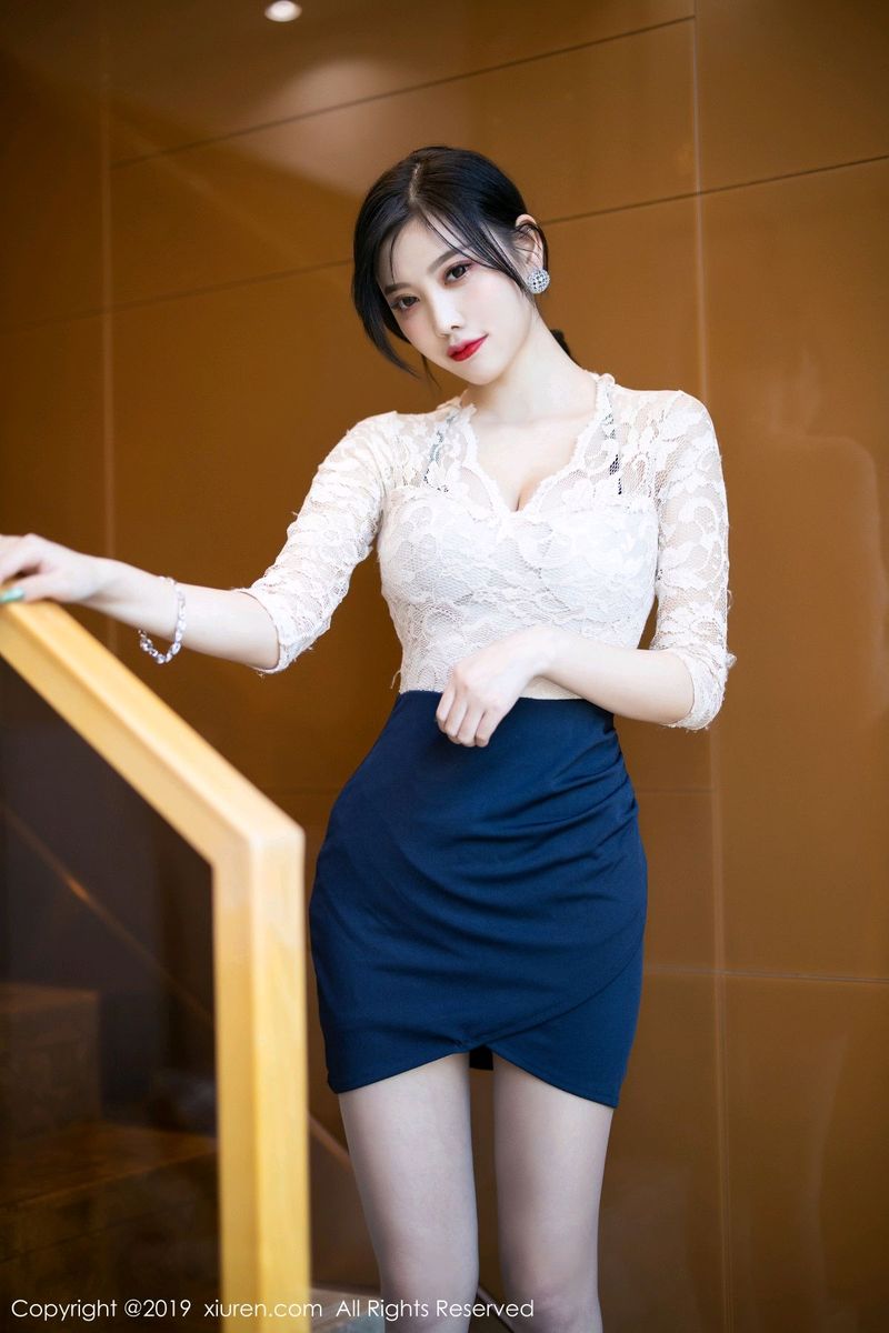 秀人网性感女神杨晨晨sugar优雅吊裙内衣&丝袜美腿完美写真