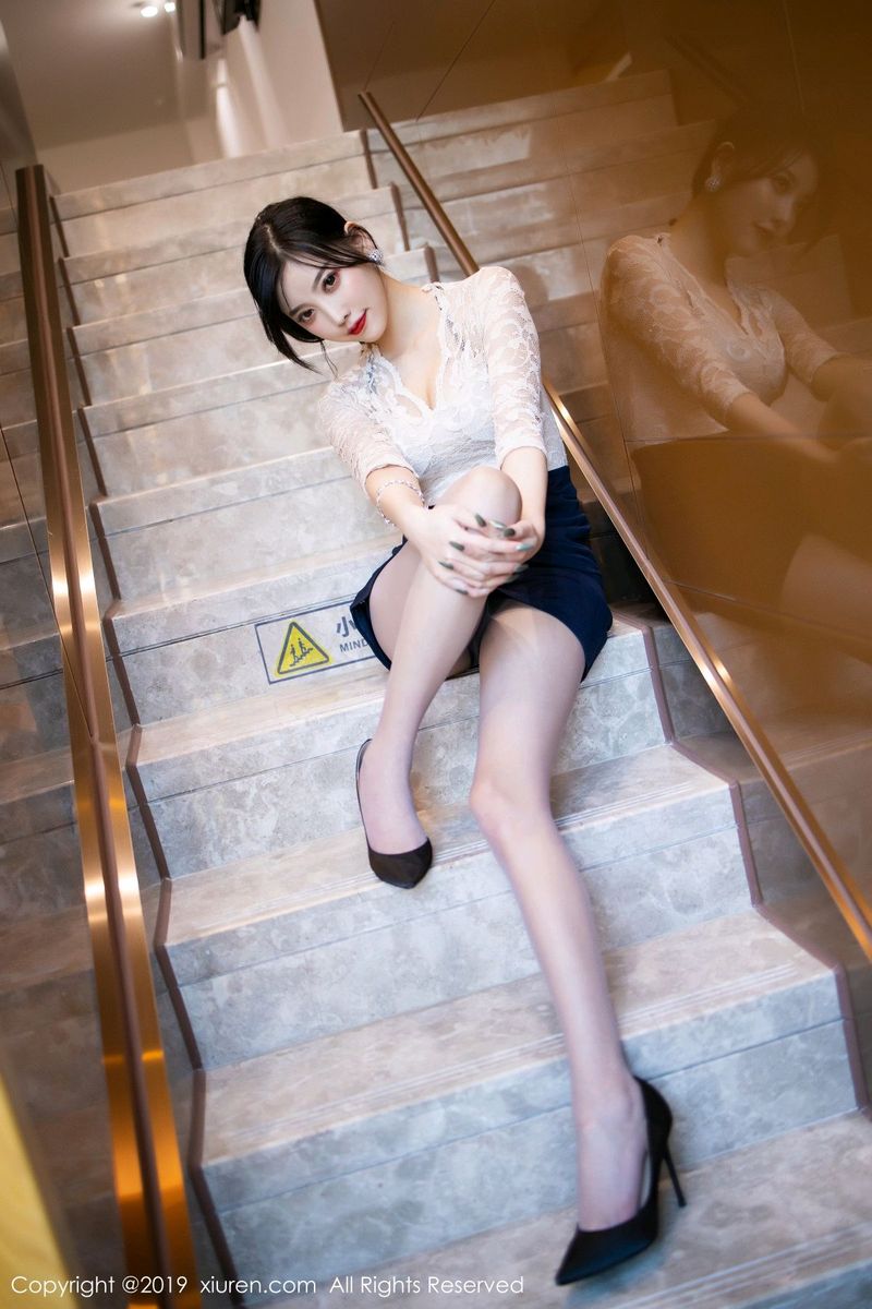 秀人网性感女神杨晨晨sugar优雅吊裙内衣&丝袜美腿完美写真