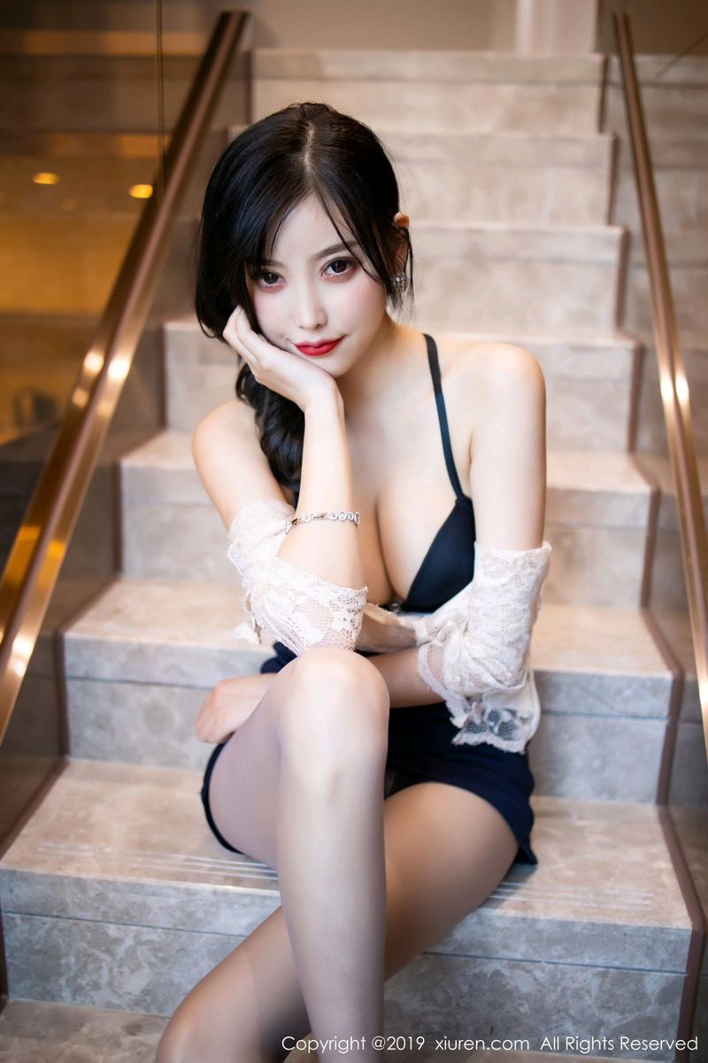 秀人网性感女神杨晨晨sugar优雅吊裙内衣&丝袜美腿完美写真