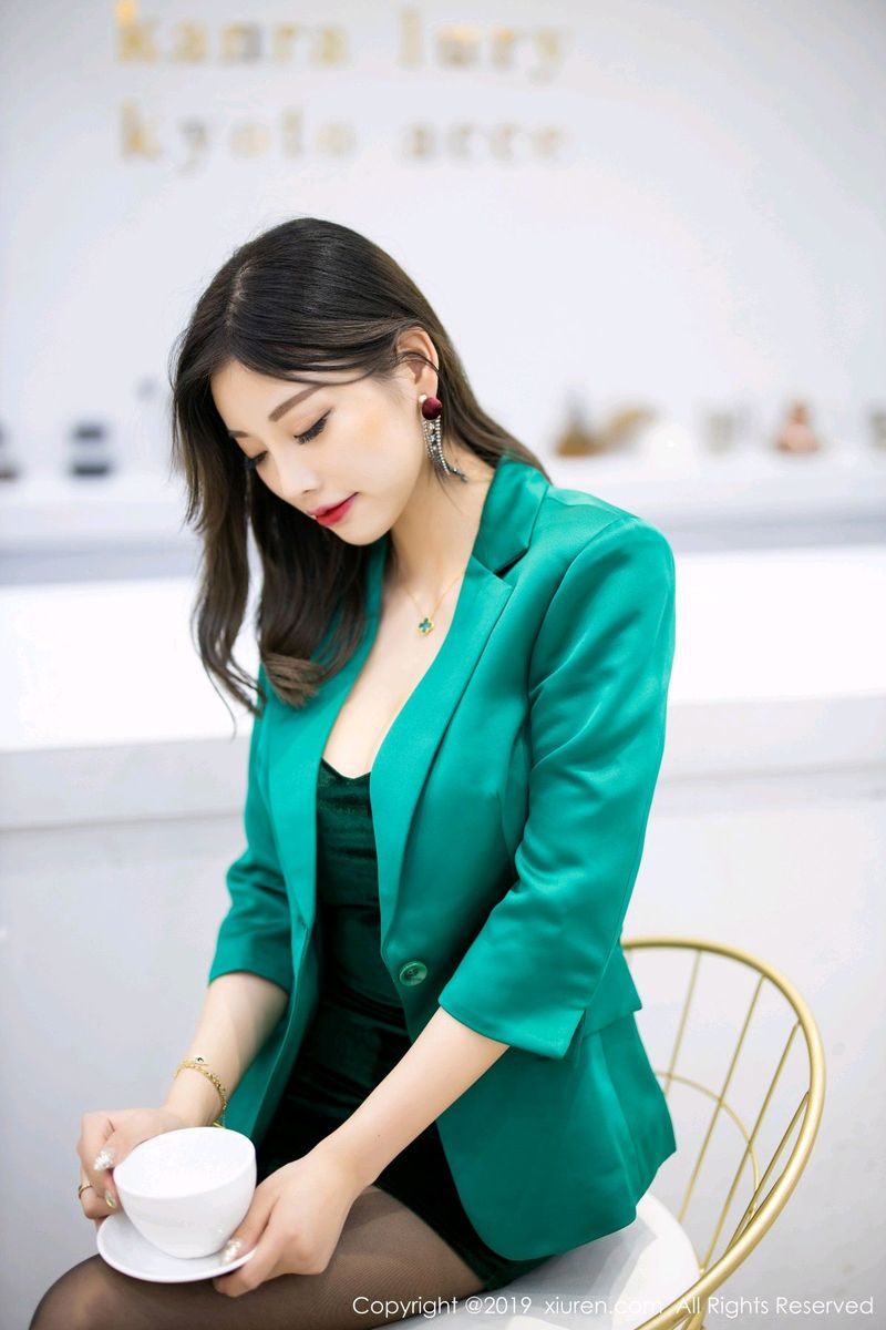 秀人网性感女神杨晨晨sugar黑丝美腿灵动销魂足量精彩美图