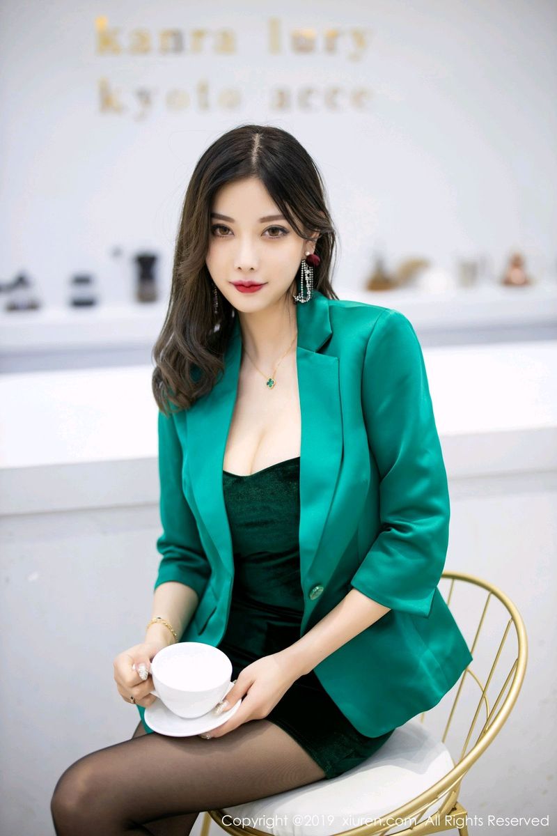 秀人网性感女神杨晨晨sugar黑丝美腿灵动销魂足量精彩美图