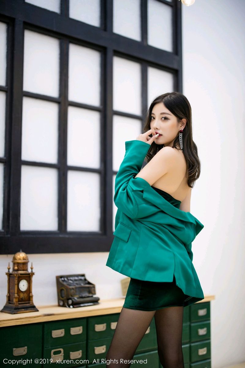 秀人网性感女神杨晨晨sugar黑丝美腿灵动销魂足量精彩美图