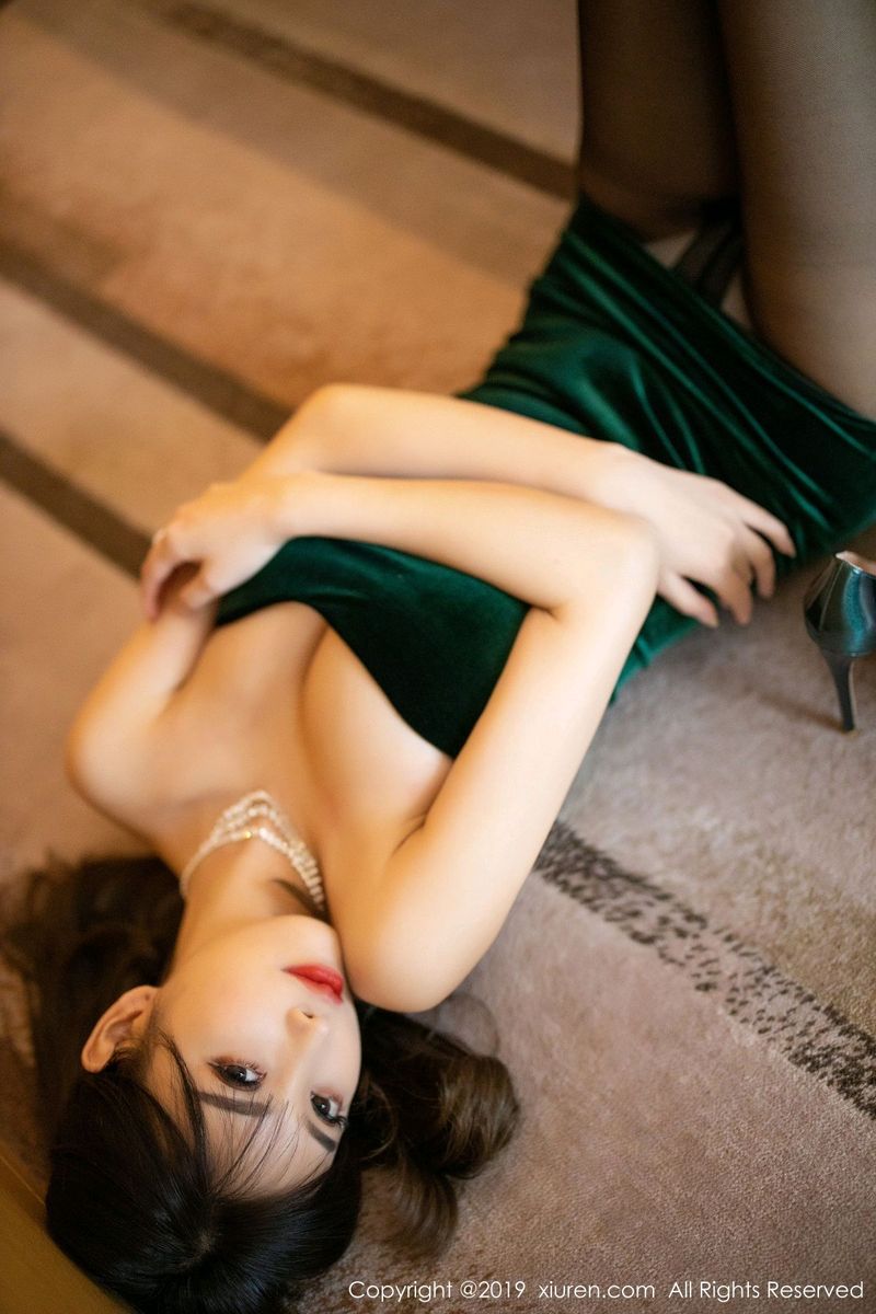 秀人网性感女神杨晨晨sugar黑丝美腿灵动销魂足量精彩美图