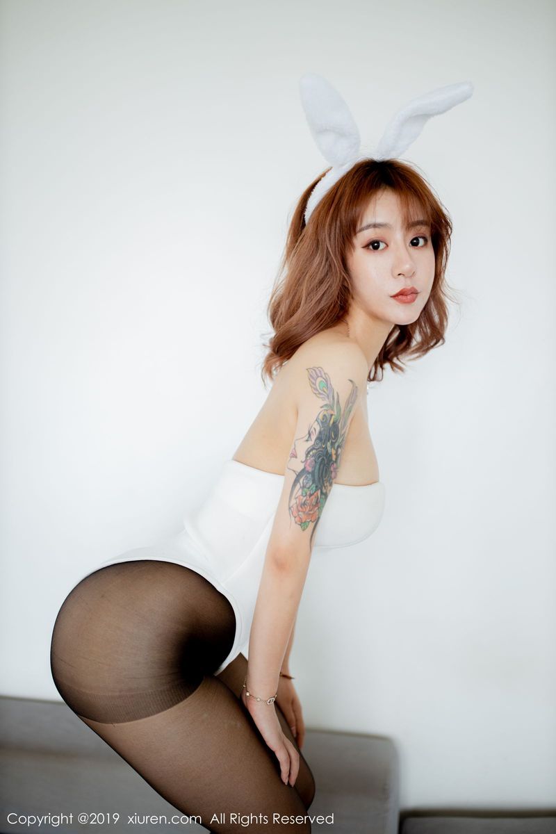 秀人网性感女神糯米NM黑丝美腿兔女郎装扮上演私房写真