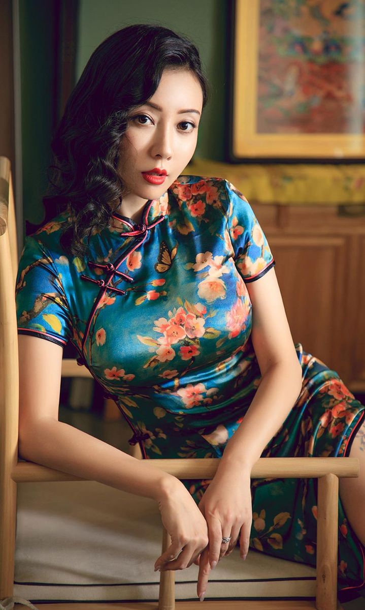 尤果网美女模特松果儿Victoria韵味旗袍火辣身材性感写真