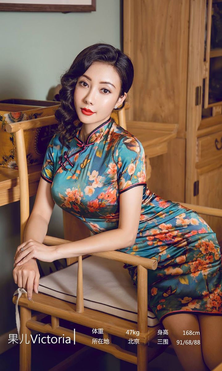 尤果网美女模特松果儿Victoria韵味旗袍火辣身材性感写真