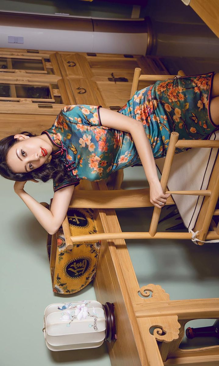 尤果网美女模特松果儿Victoria韵味旗袍火辣身材性感写真