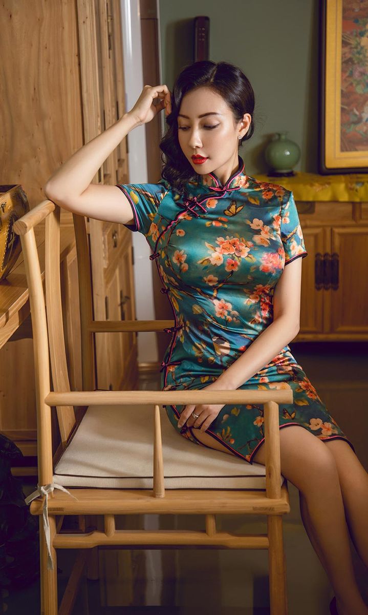 尤果网美女模特松果儿Victoria韵味旗袍火辣身材性感写真