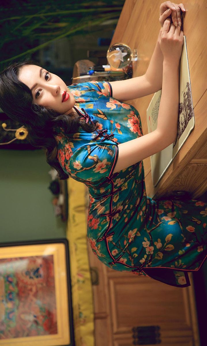 尤果网美女模特松果儿Victoria韵味旗袍火辣身材性感写真