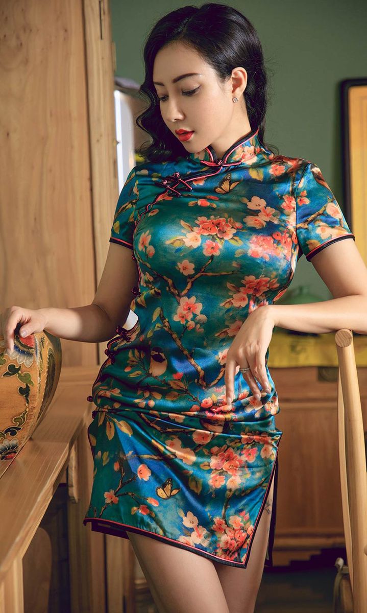 尤果网美女模特松果儿Victoria韵味旗袍火辣身材性感写真